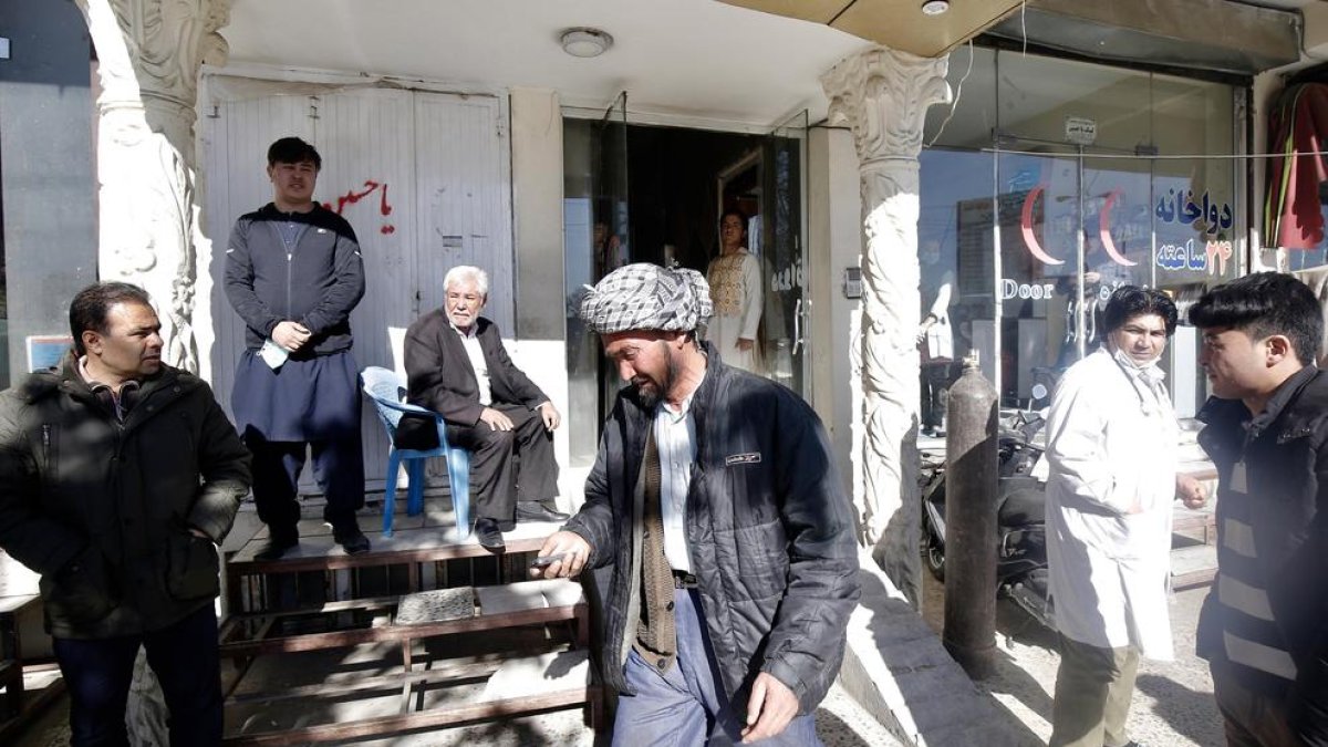 Un hombre se lamenta tras el atentado suicida en Kabul, Afganistán.