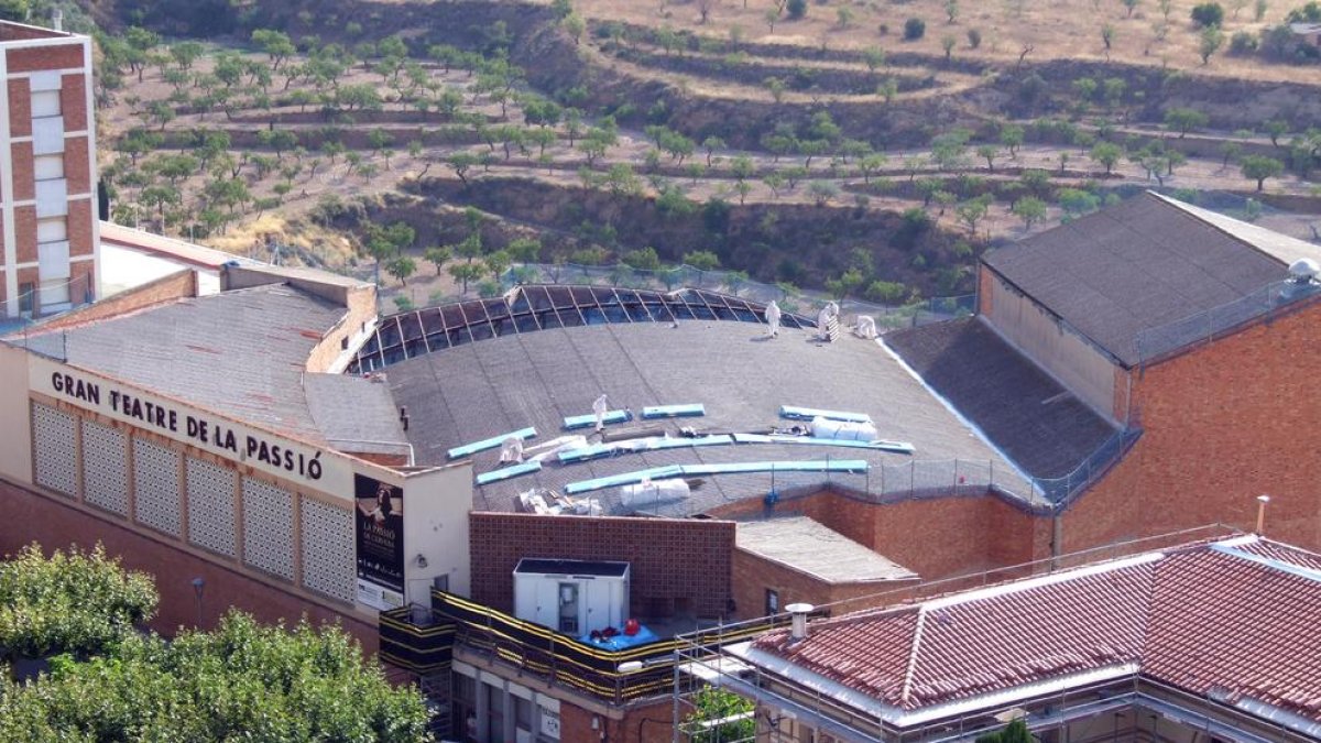 Els operaris treballant a la teulada del Gran Teatre de la Passió de Cervera.