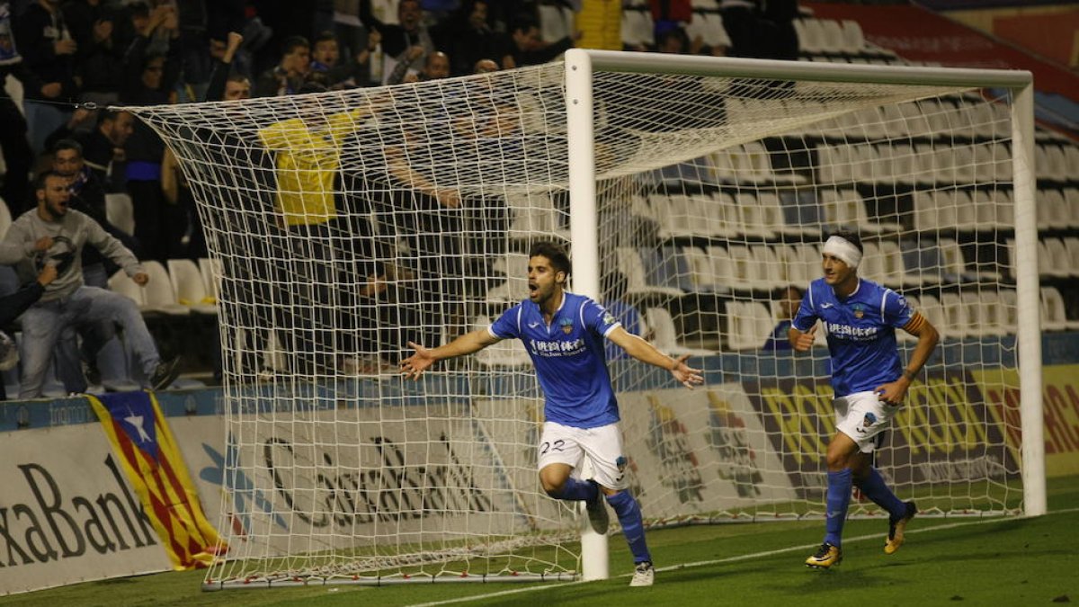 Iván Agudo celebra, perseguit per Marc Nierga, el seu gol de penal que significava el 4-2 i consolidava la remuntada èpica davant del Cornellà.