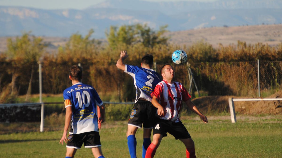 El local Benet y el visitante Valero pugnan por la posesión.