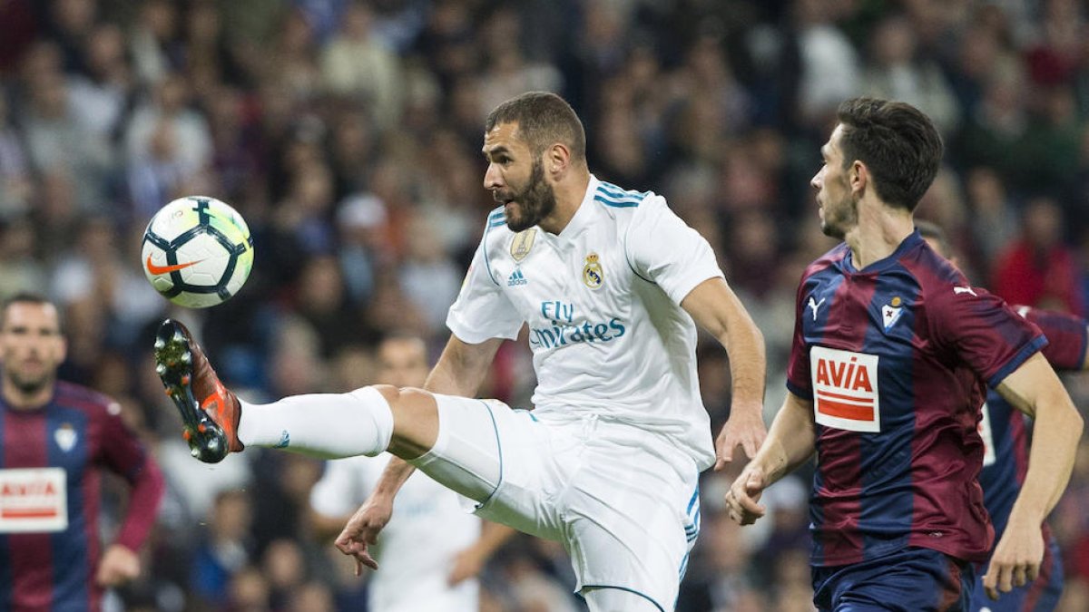 Benzema controla un balón ante la presión de un defensor del Eibar.