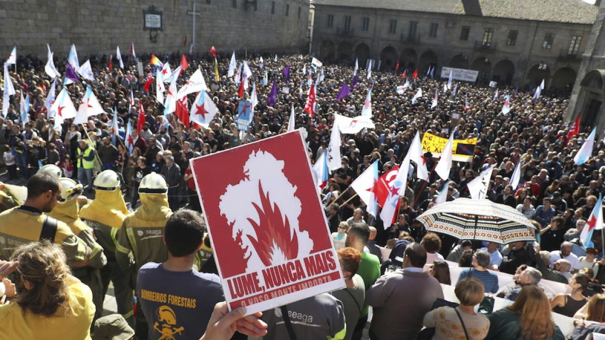 Los manifestantes leyeron un manifiesto ayer en la Praza de Quintana, en Santiago de Compostela. 