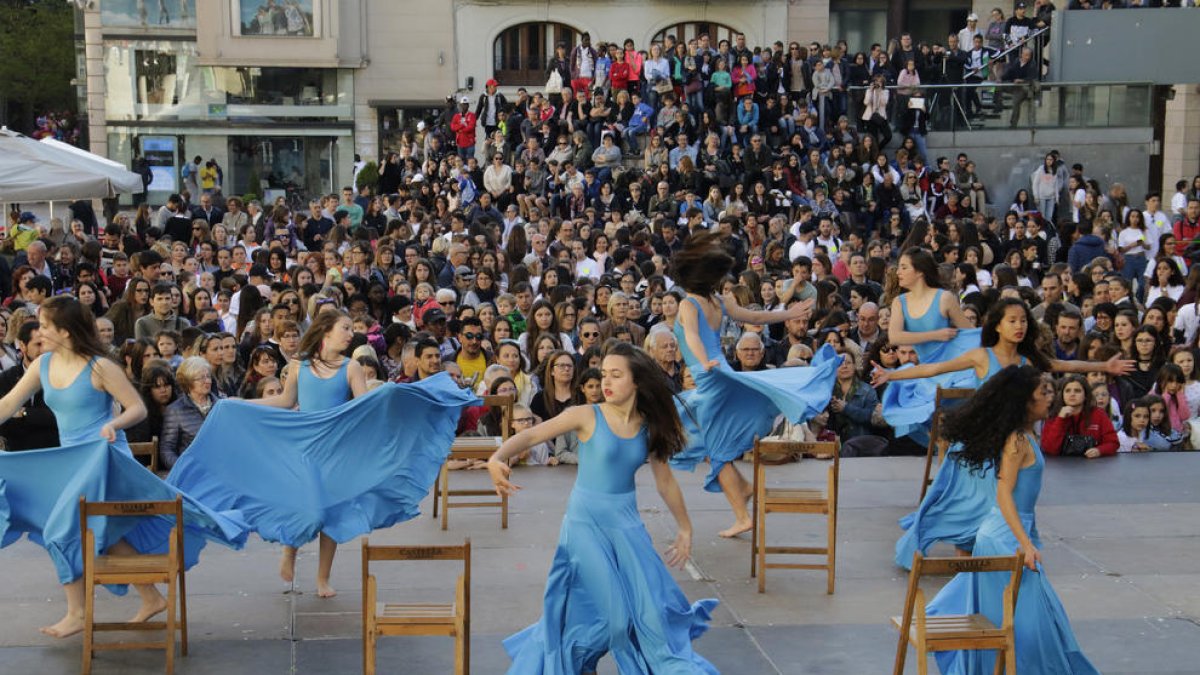 La plaça Sant Joan es va omplir d’alumnes de vuit escoles de Lleida que van mostrar dots de dansa.