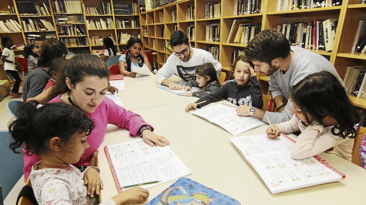 El reforç educatiu s’imparteix cada tarda a la biblioteca del centre cívic del Secà i es complementa amb activitats i jocs.