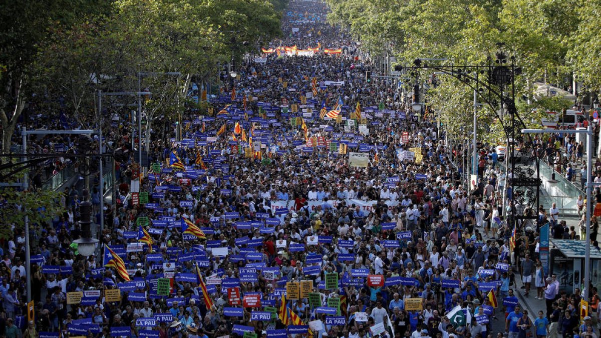 La manifestació de Barcelona per la pau i contra el terrorisme va omplir ahir el passeig de Gràcia i el centre de la ciutat fins a la plaça Catalunya.
