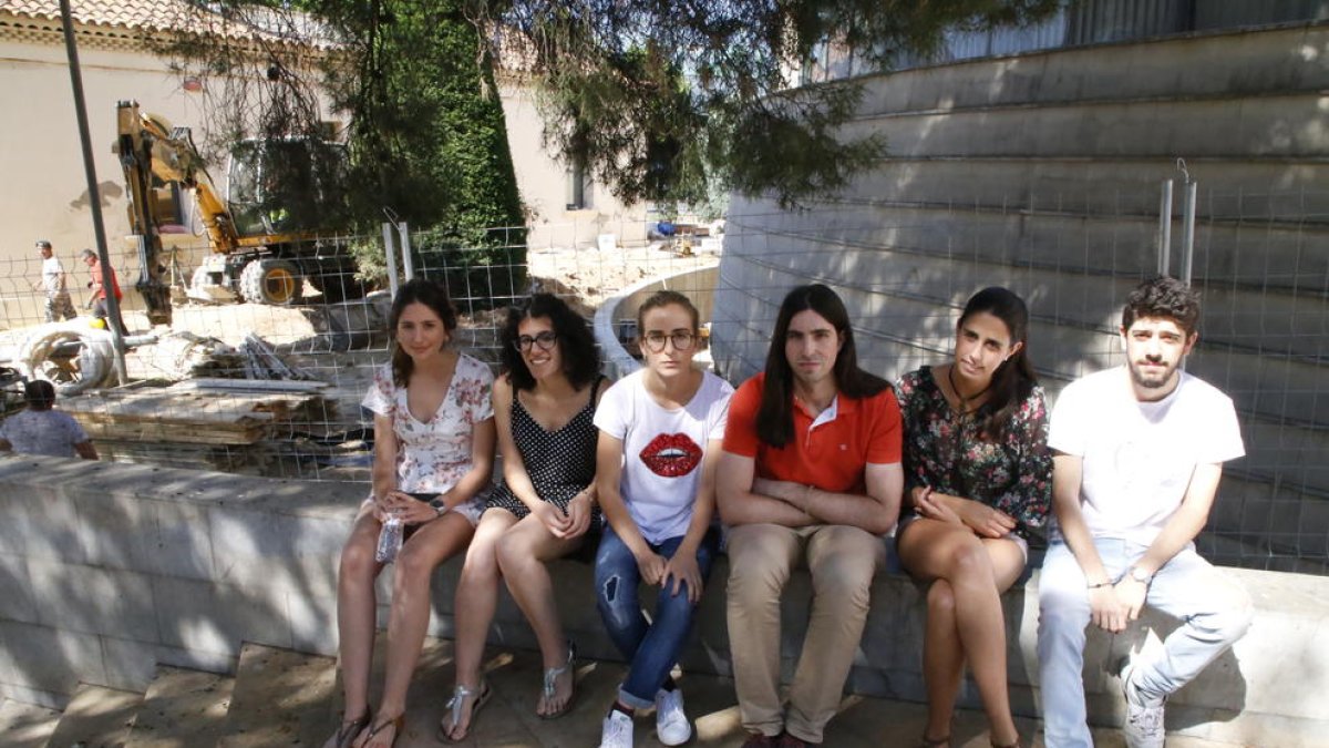 Algunos estudiantes afectados y, al fondo a la izquierda, las obras.