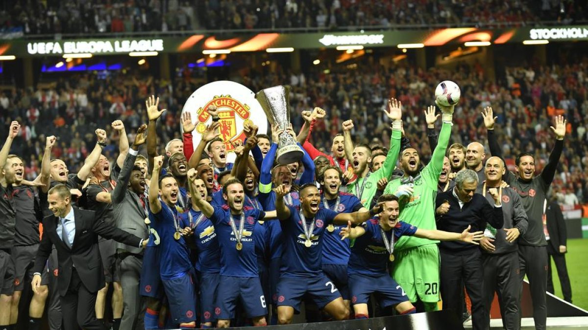 La plantilla del Manchester United celebra el título conseguido ayer en Solna.