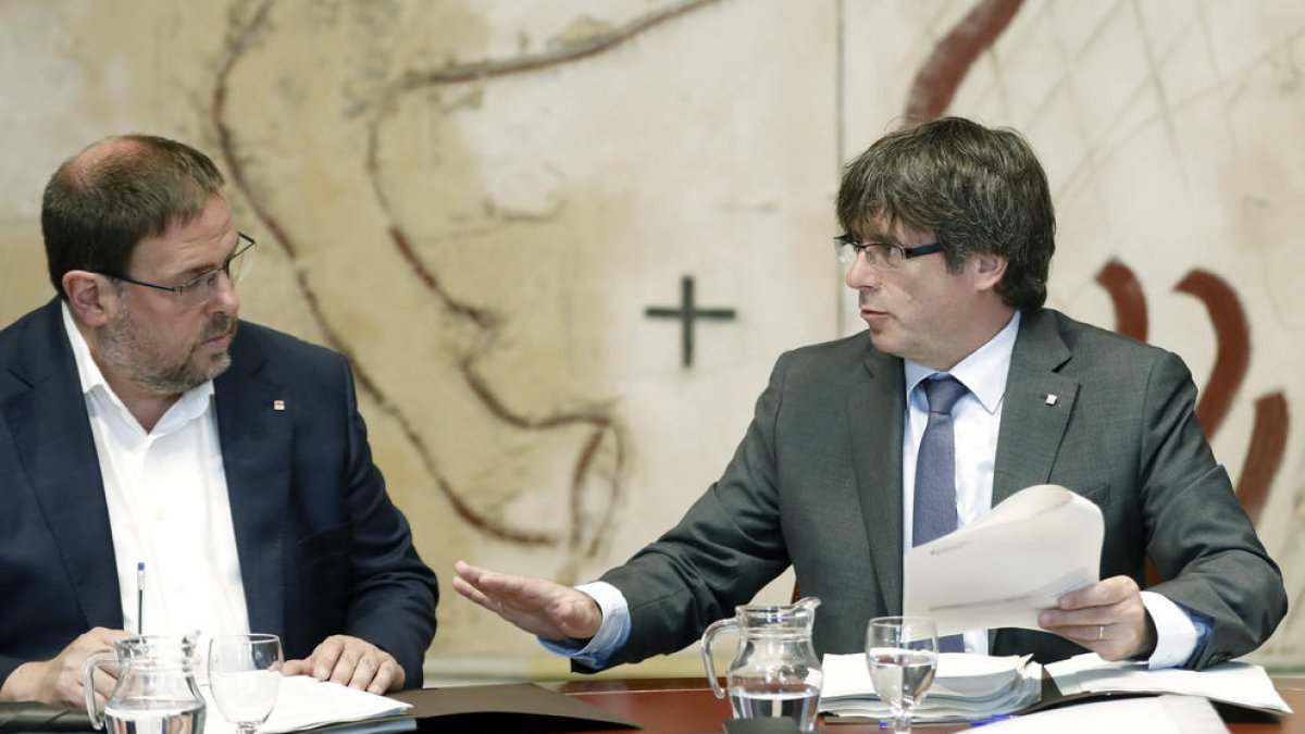 El president de la Generalitat, Carles Puigdemont, i el vicepresident, Oriol Junqueras, aquest dimarts durant la reunió setmanal del Govern.