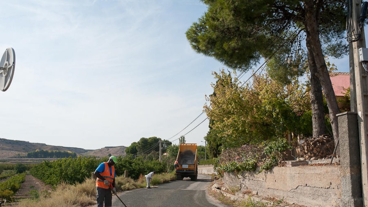 Trabajos de reparación del Camí del Secà de Torrefarrera, afectado por las obras de la autovía.