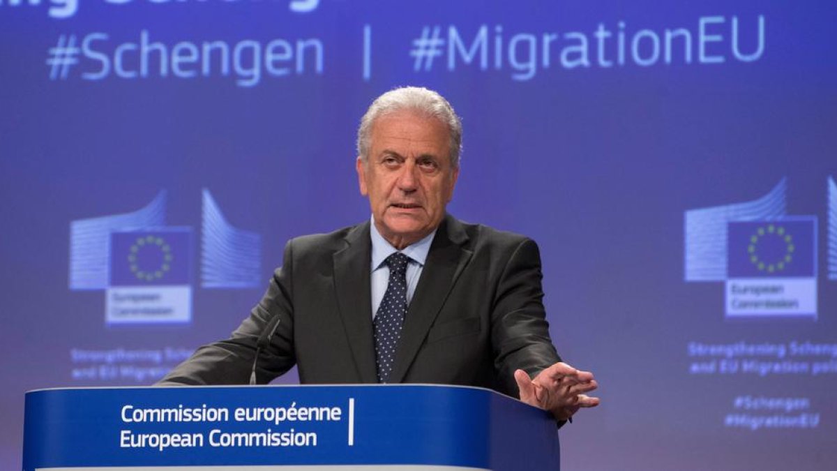 El comisario europeo de Migración, Dimitris Avramopóulos, ayer.