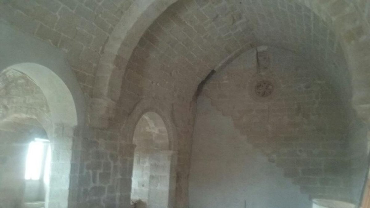 El interior restaurado de la ermita de Sant Miquel.