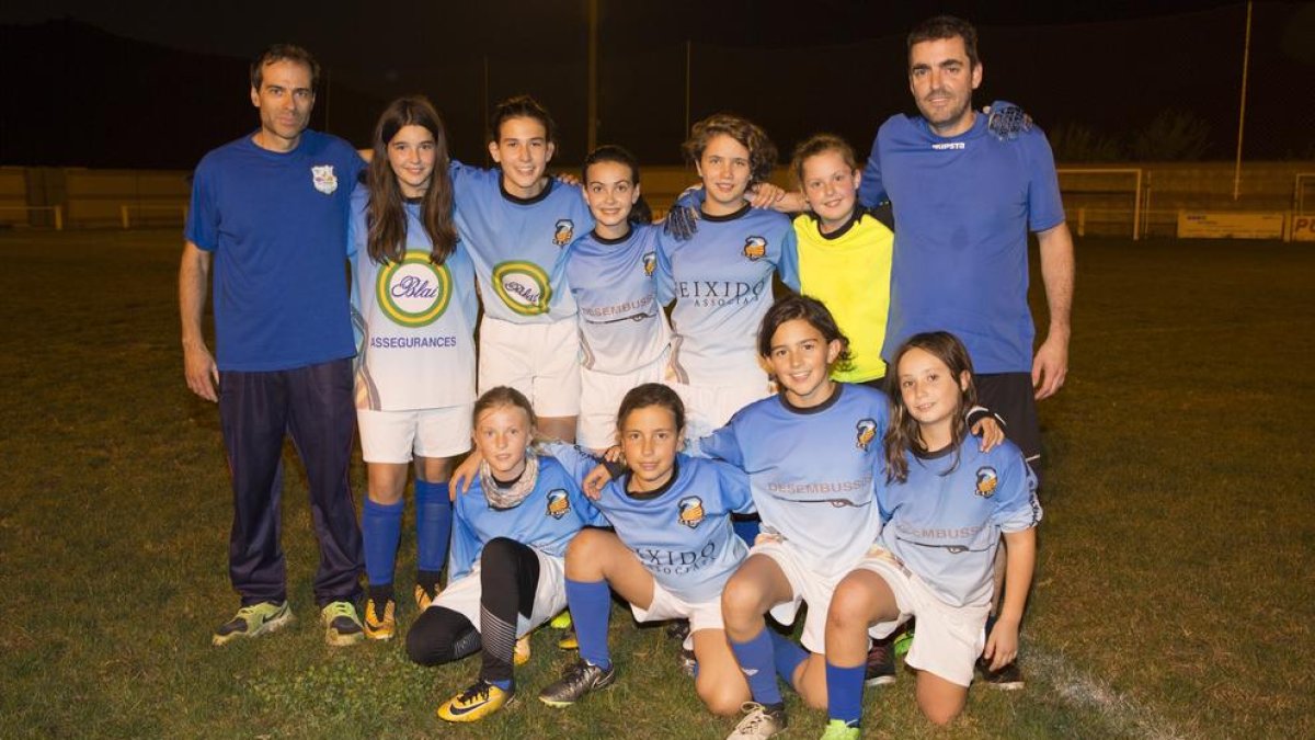 El equipo femenino del Ponts CE, recién creado, de categoría Infantil-Aleví.