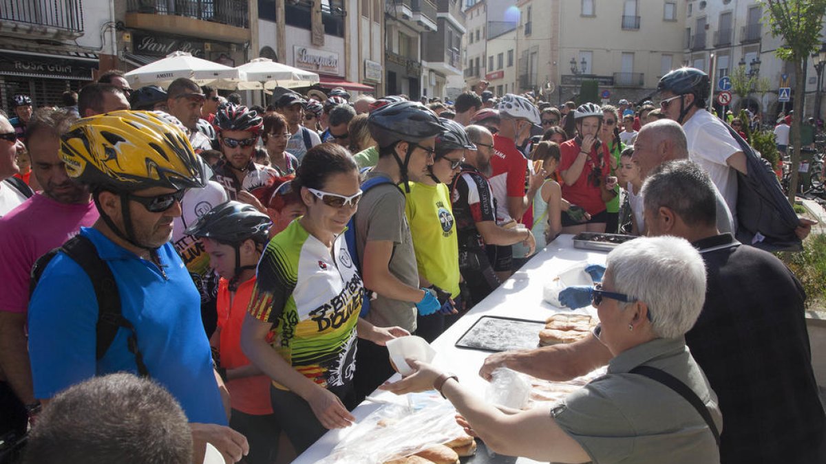 Els participants, ahir al matí després d’arribar a Bellpuig.