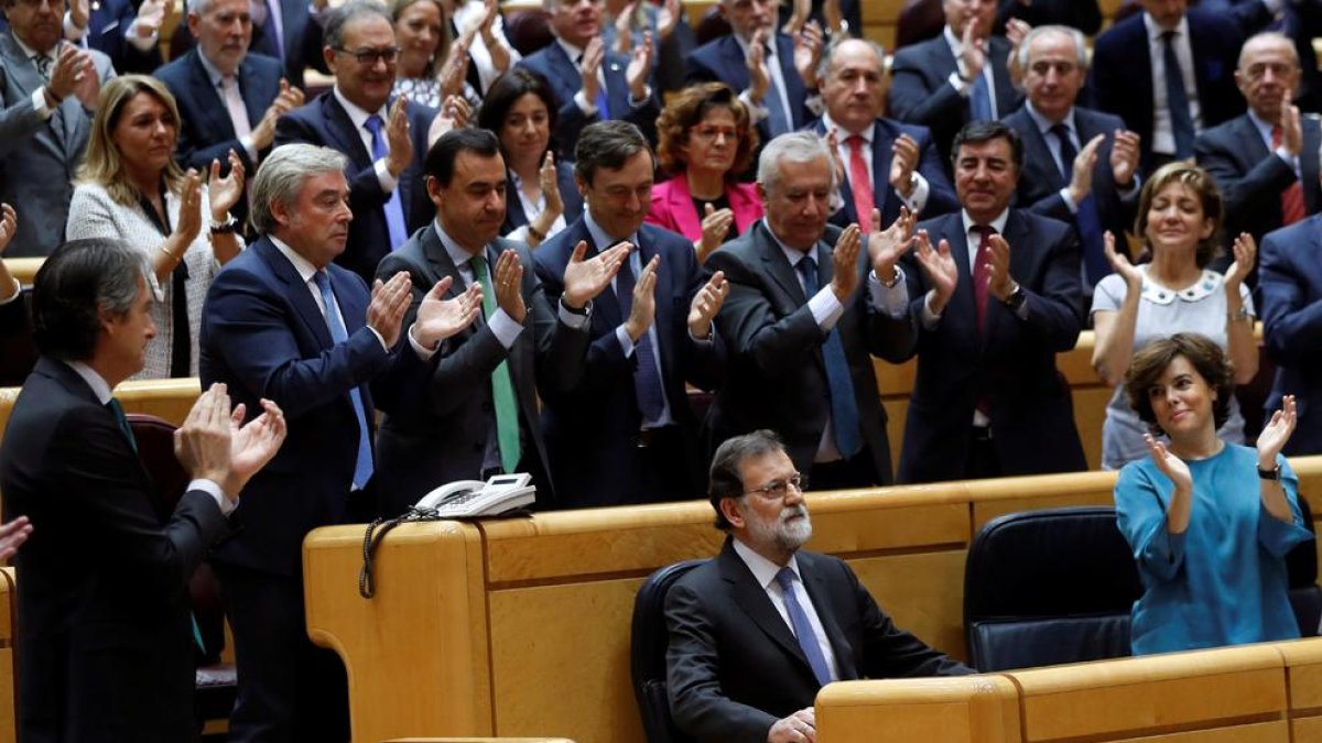 Ovación a Rajoy el viernes en el Senado tras anunciar la destitución del gobierno de la Generalitat.