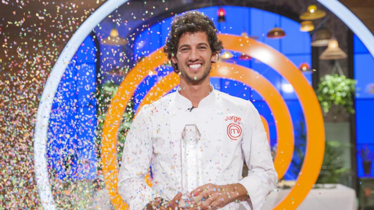 El ganador se llevó 100.000 euros, su propio libro de recetas, un curso en el Basque Culinary y el trofeo.