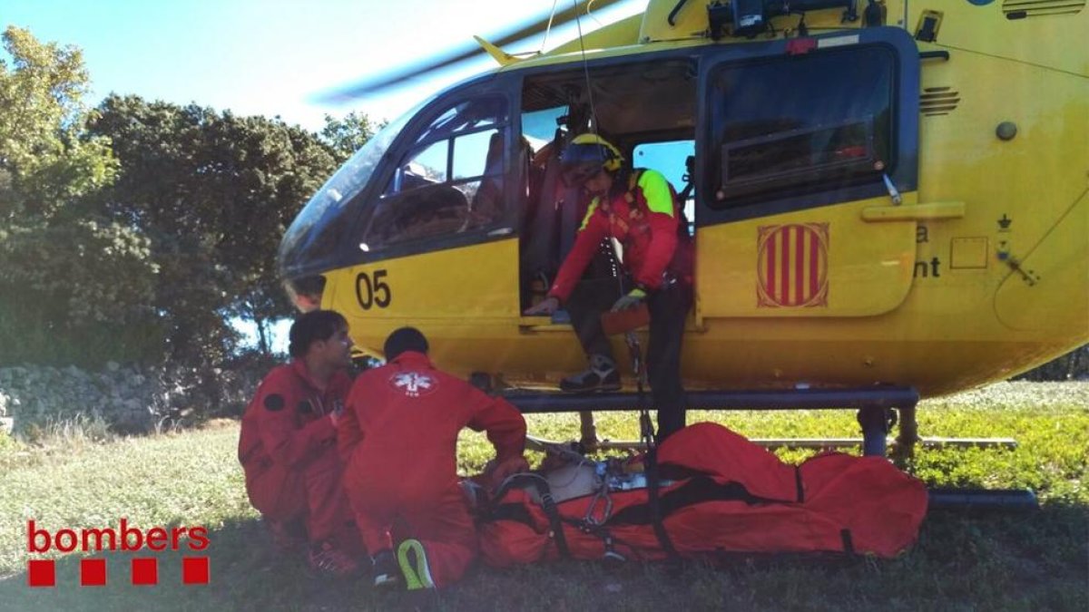 L’helicòpter dels GRAE va rescatar el ferit, que es trobava en un lloc de difícil accés.
