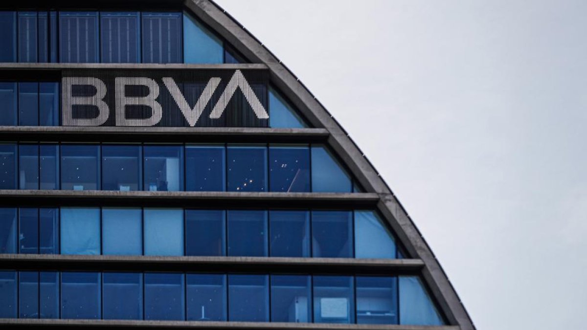 Fachada de la sede corporativa del BBVA, en el distrito de Las Tablas en Madrid.