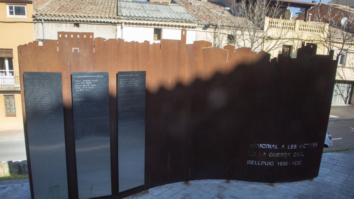 Vista del memorial instal·lat als jardins del carrer Valeri Serra de Bellpuig.