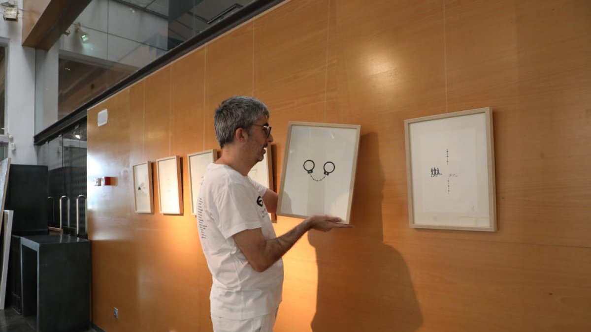 El artista Jordi Prenafreta, ayer en el montaje de la exposición.