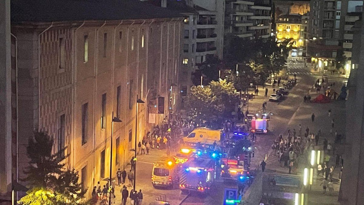Unitats de Bombers i del SEM davant la Casa de Cultura de Girona després de l’explosió.