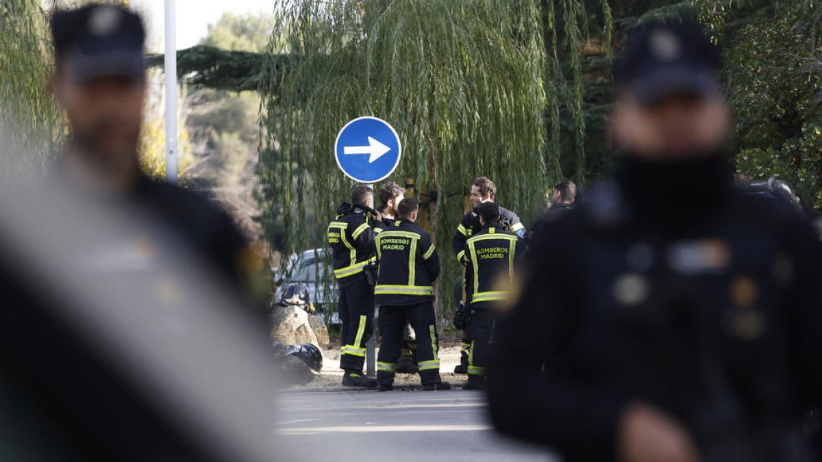 Membres de la Policia Nacional i els Bombers desplegats en les proximitats de l'Ambaixada d'Ucraïna a Madrid aquest dimecres després que un empleat resultés ferit lleu després de l'explosió d'un artefacte a la seu de la legació diplomàtica ucraïnesa.