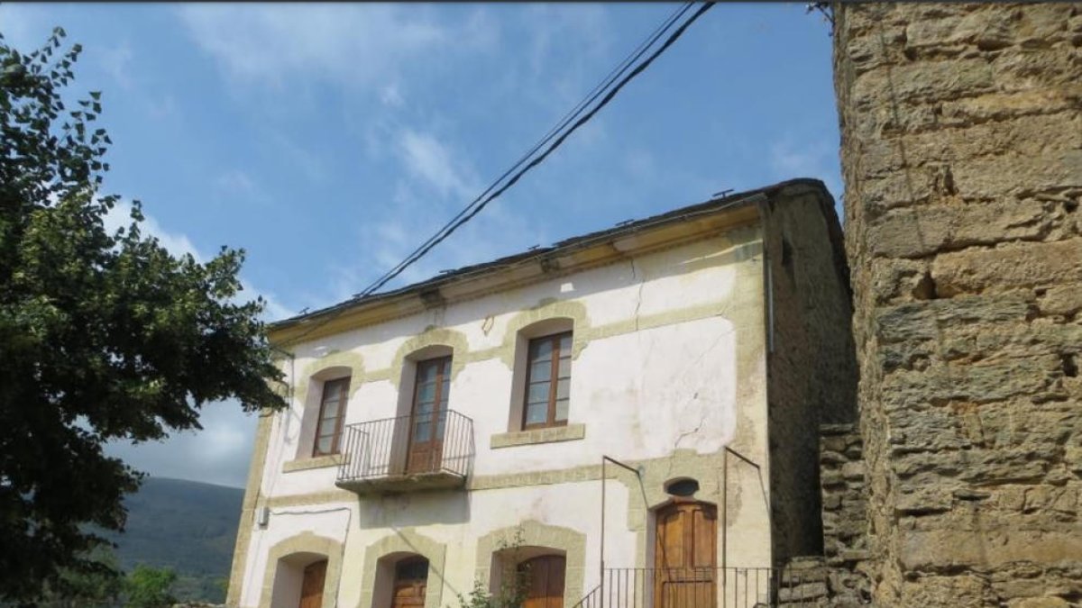 La fachada de la antigua escuela de Enviny, construida en 1935.