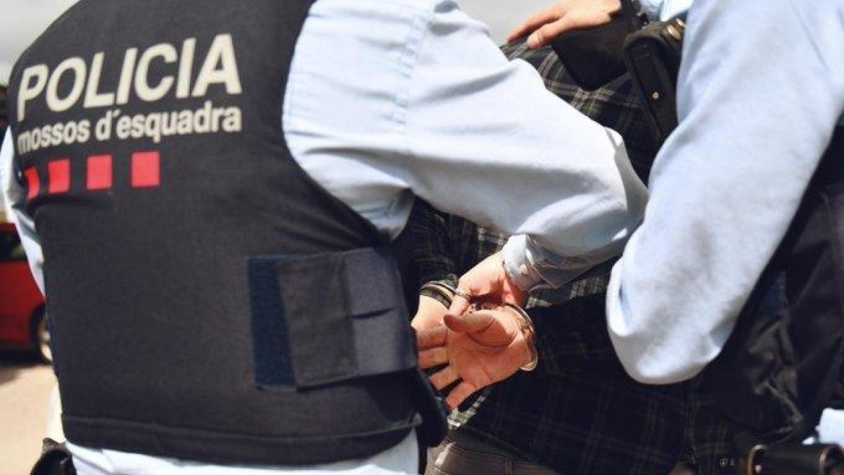 Imatge d'arxiu d'un detingut pels Mossos d'Esquadra.