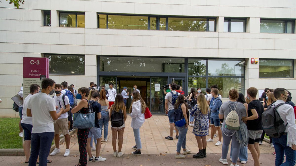 Alumnos en el campus de Cappont de Lleida justo antes de iniciar la selectividad en una imagen de archivo.