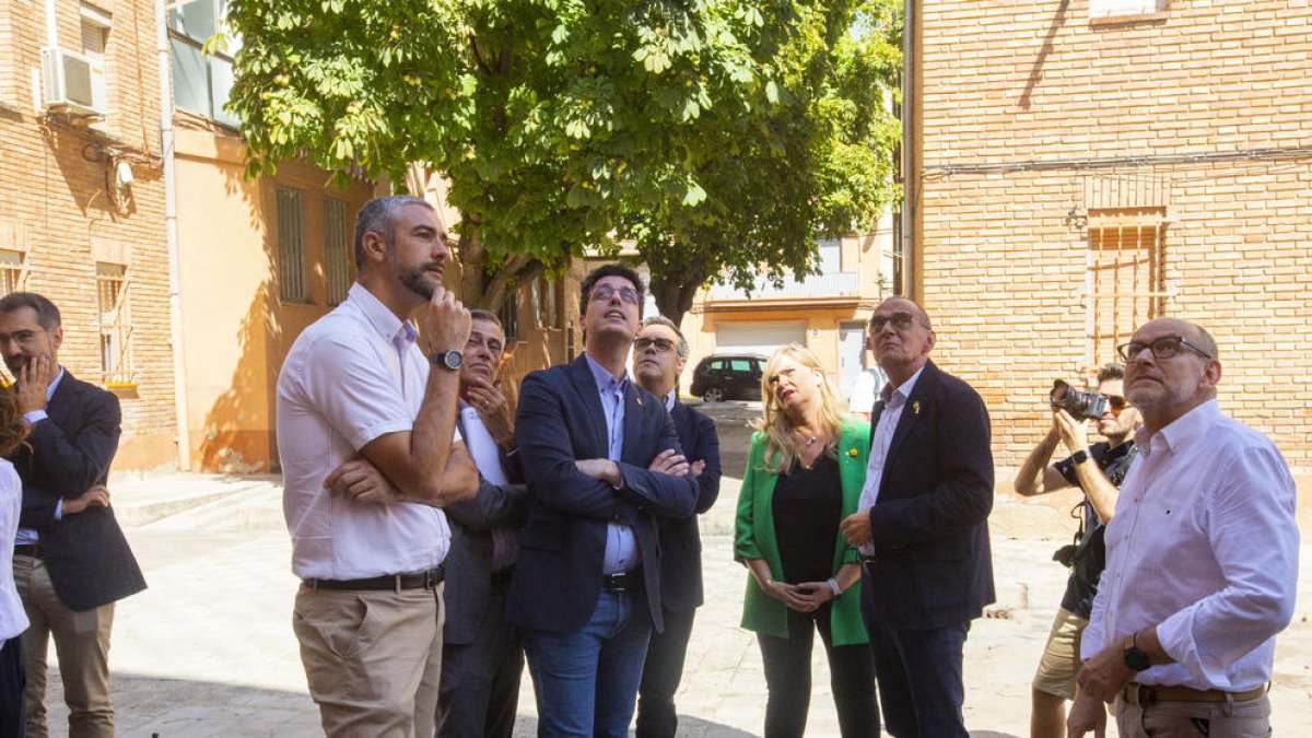 Violant Cervera, Miquel Pueyo, Toni Postius y Bernat Solé visitaron ayer los bloques Voravia, en Balàfia.