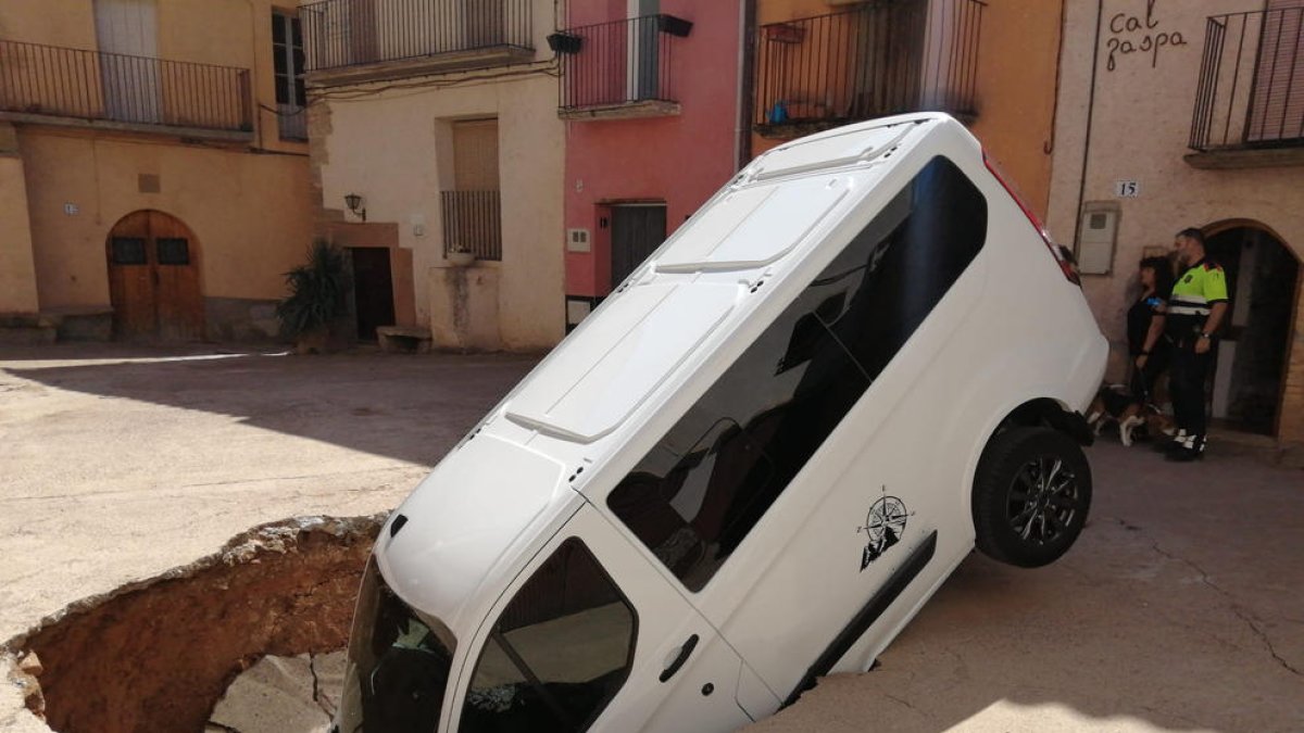 La furgoneta que va quedar enfonsada parcialment per la part davantera al mig de la plaça de Tudela