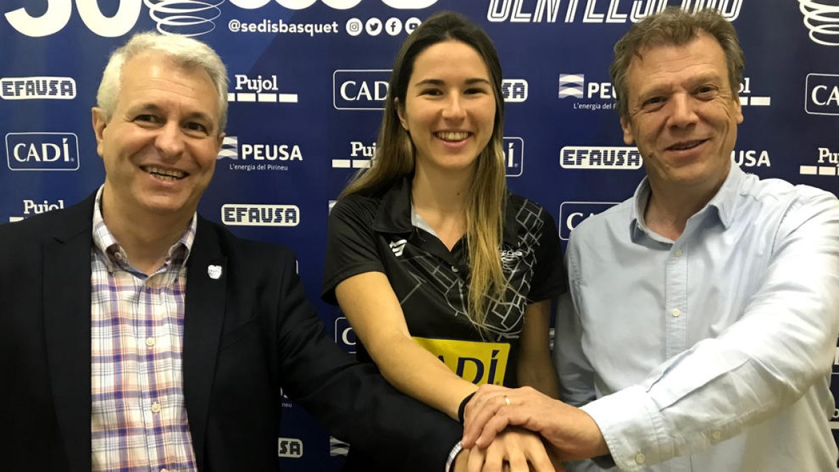 Pep Ribes, Laura Peña i el president Pere Porta, després de la firma de la renovació de la jugadora.