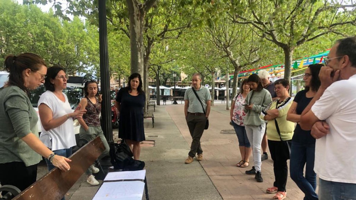 Reunió de l’alcaldessa amb veïns i comerciants de la plaça.