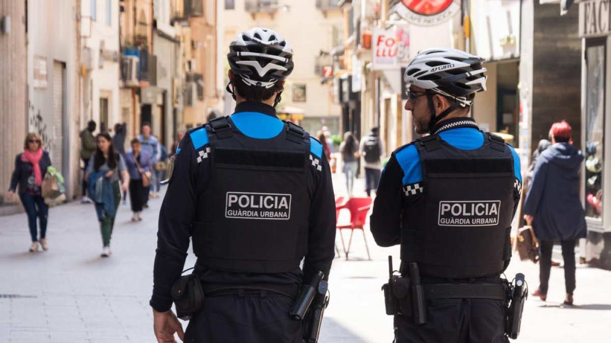 Dos agents de la Guàrdia Urbana de Lleida.