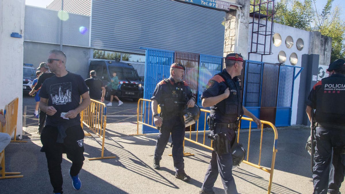 Dispositivo de seguridad en el encuentro  -  Los Mossos d’Esquadra controlaron la entrada de ambas aficiones, pero no revisaron las pertenencias de los asistentes al campo y tampoco tuvieron que intervenir durante el transcurso del partido, ya qu ...