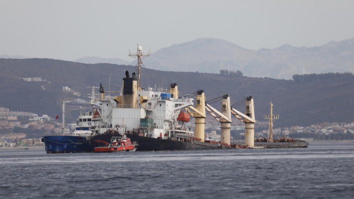 Gibraltar espera extraer a lo largo del día el resto del fueloil del buque