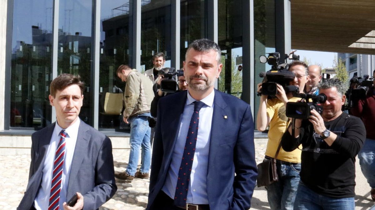 L'exconseller Santi Vila sortint dels jutjats d'Osca amb el seu advocat, després de declarar en fase d'instrucció, el 25 d'abril de 2018.