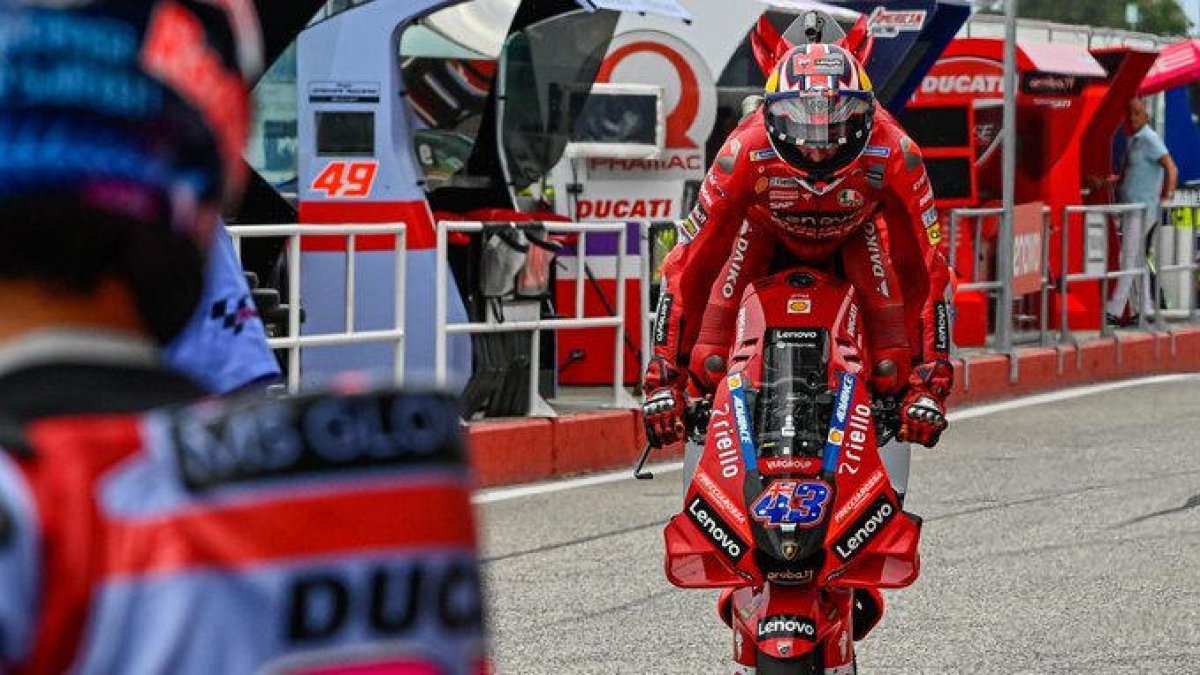 Miller celebrando la pole, durante su entrada al pit lane.