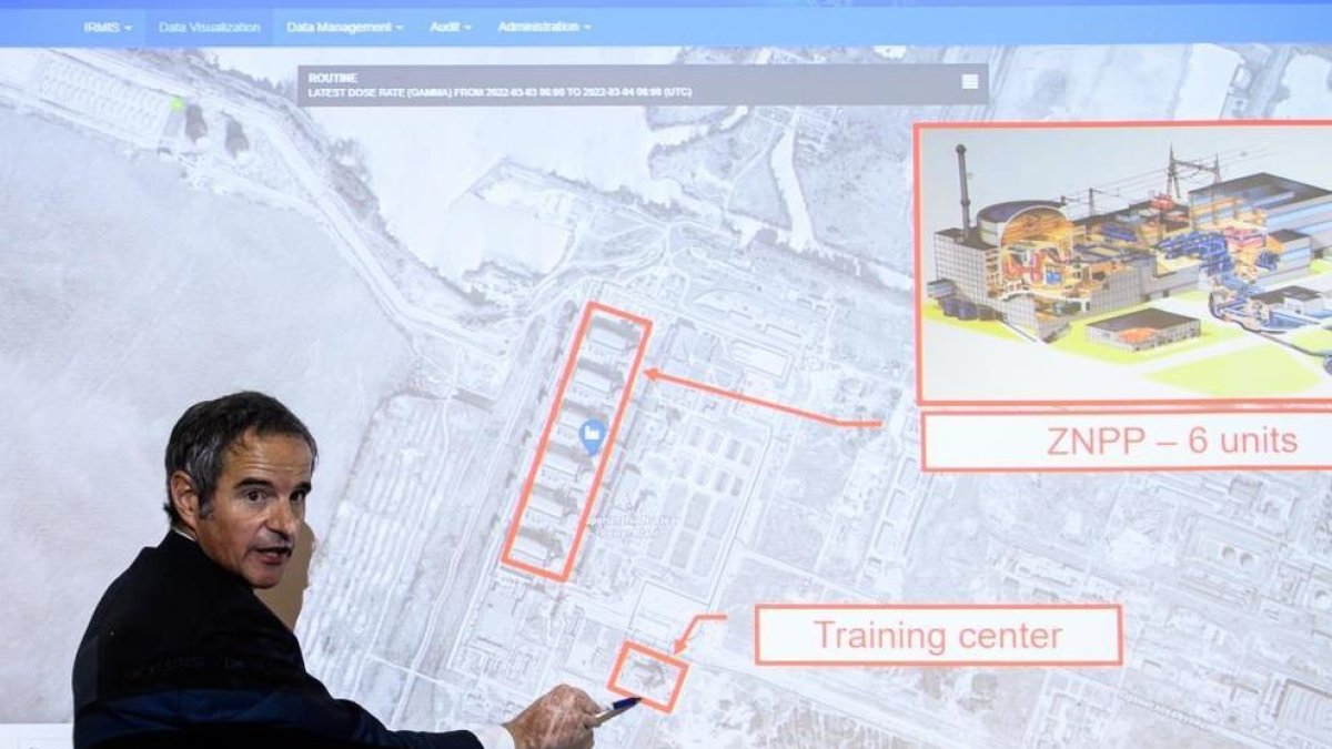 El director general de l'agència nuclear de l'ONU, l'argentí Rafael Grossi, assenyala al mapa la situació de Zaporiyia