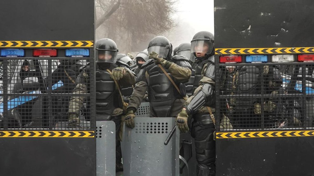 Agentes de la Policía ayer durante los disturbios en Almaty.