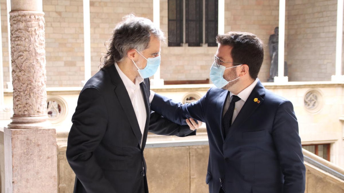 Aragonès saludando a Cuixart antes de la reunión de ayer.