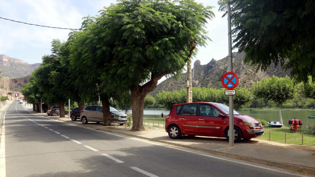 Vehículos aparcados sobre la acera en Sant Llorenç de Montgai.