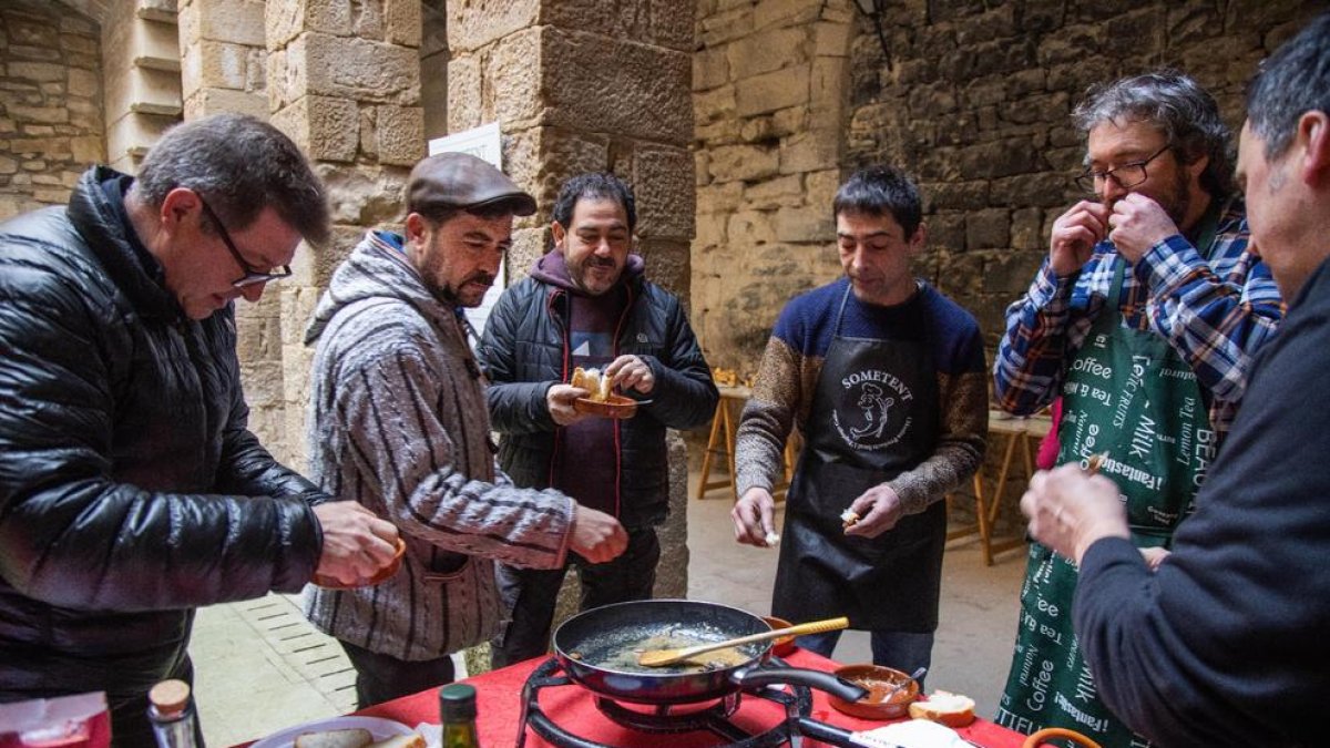 Veïns degustant aquest esmorzar que els agricultors preparaven antigament per suportar el fred.