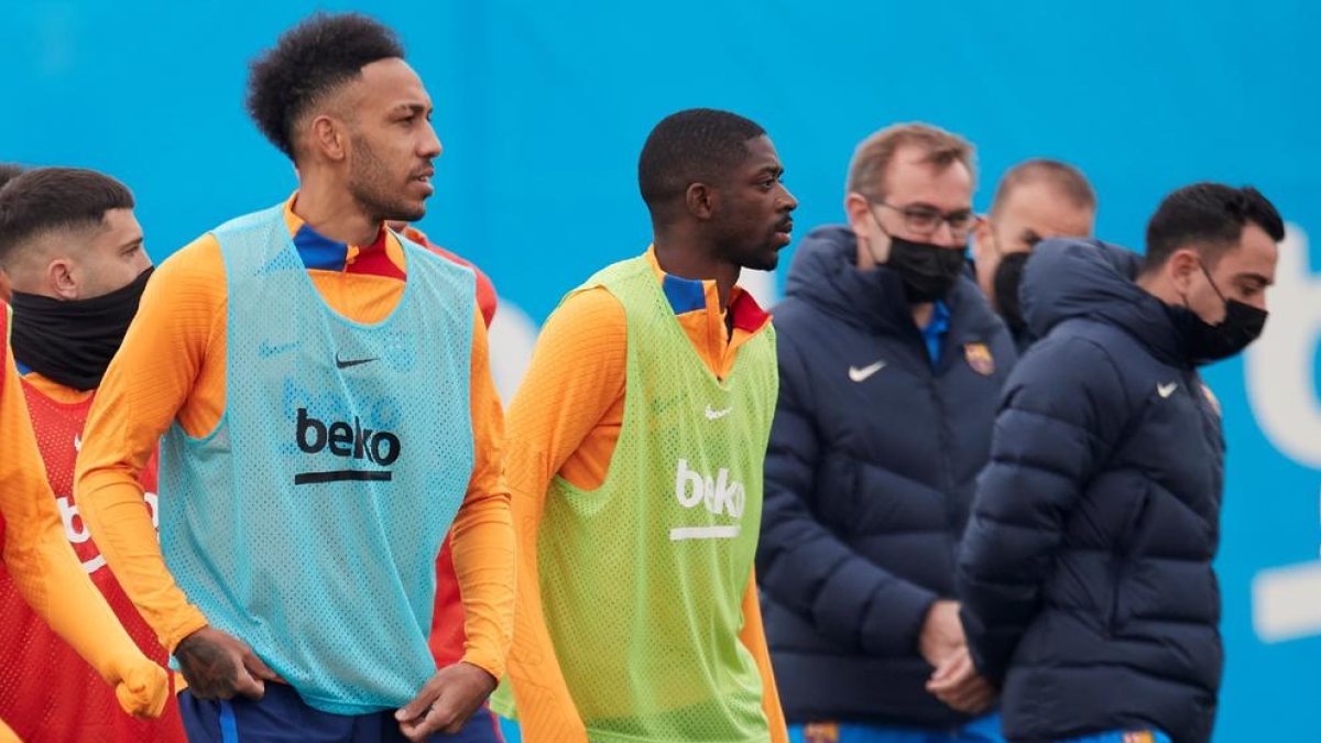 Aubameyang junto a Dembélé durante el entrenamiento de ayer en la Ciutat Esportiva.