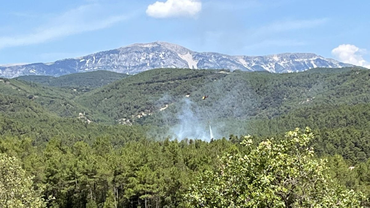 Tasques d’extinció ahir a l’incendi de Lladurs.