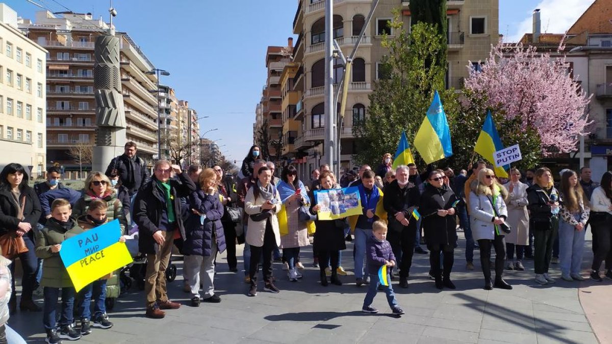 Manifestació a Lleida. Unes 200 persones, segons fonts de la Guàrdia Urbana, van participar en la 
manifestació d'ucraïnesos i veïns de Lleida en contra de la guerra.