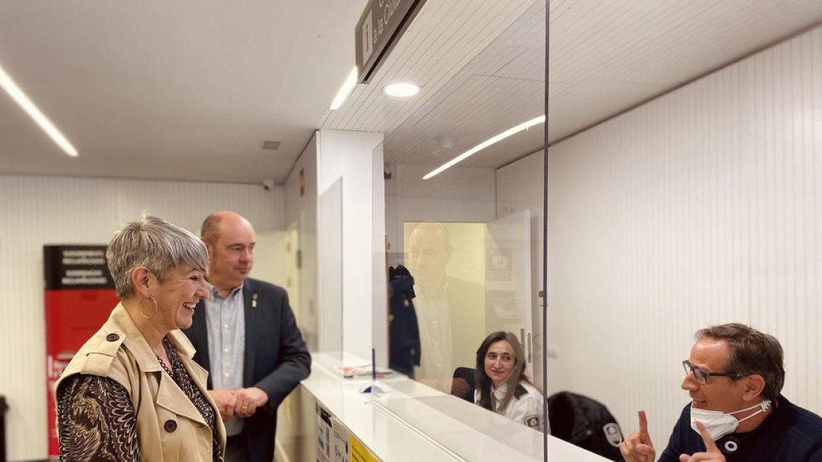 La consellera Ciuró, acompanyada de l’alcalde de Balaguer, durant la visita als jutjats.