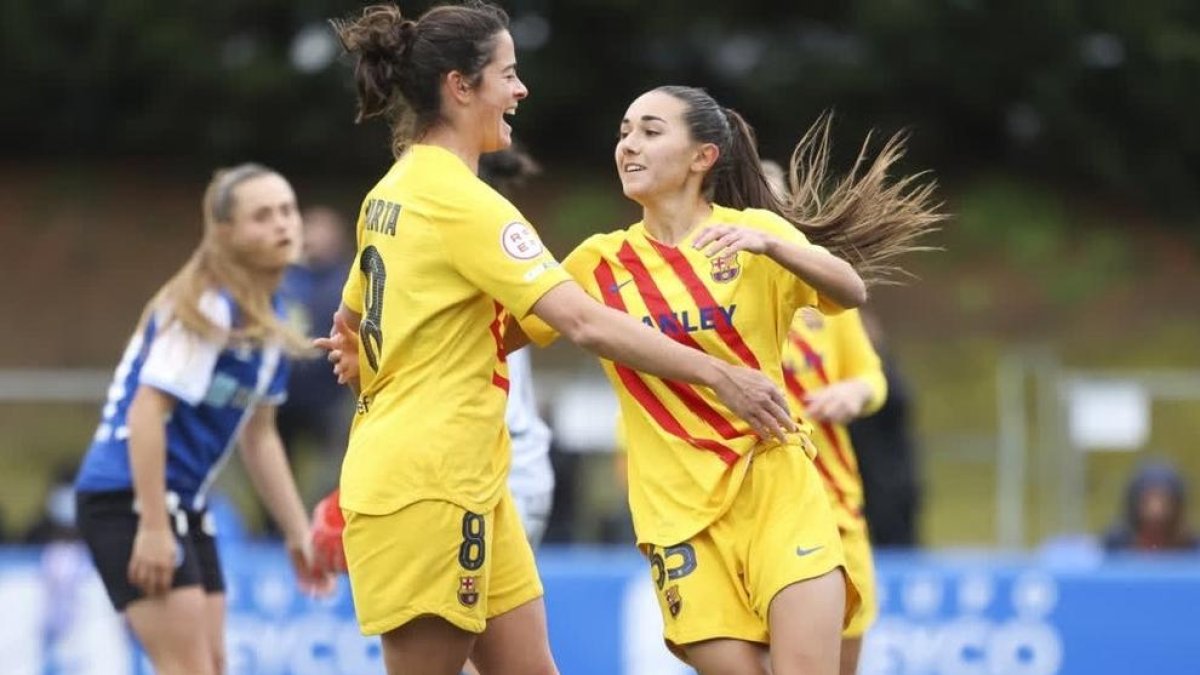 Ona Baradad és abraçada per la veterana Torrejón després del gol.