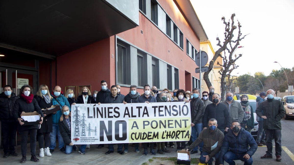 Miembros de la Plataforma Contra els Marcroprojectes Energètics ayer ante Acción Climática en Lleida.