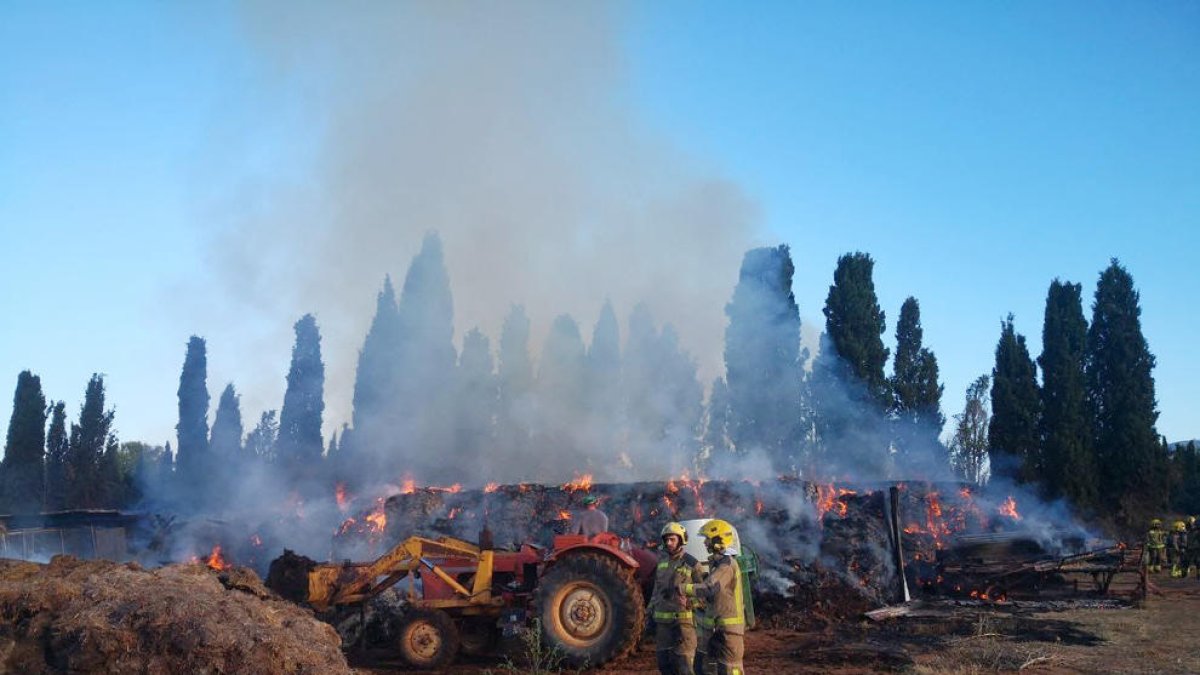 Els Bombers treballen en dos incendis de bales de palla a Sabadell i Riudellots de la Selva