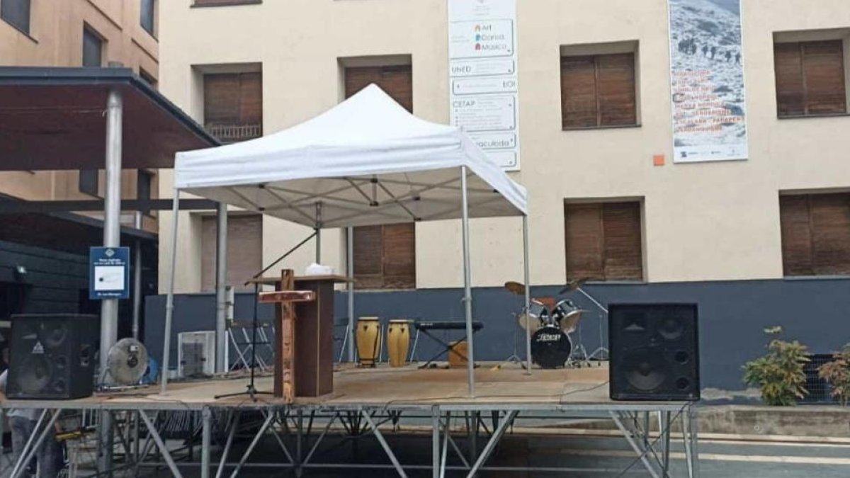 El escenario desplegado para el acto de los evangelistas el domingo.